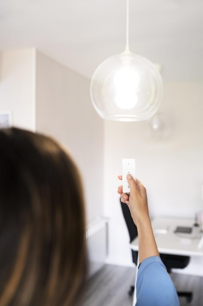 Vrouw die Philips Hue Dimmer gebruikt