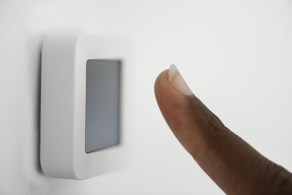 Vrouw gebruikt haar vinger om een sensor af te laten gaan