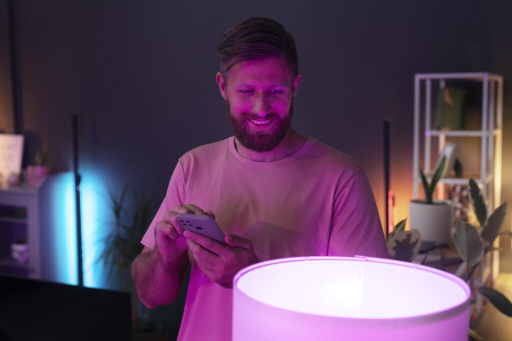 Man configureert Philips Hue scene